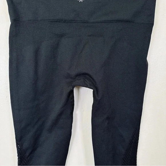 Athleta Breakthrough  Laser Cut Black Capri - Picture 13 of 15